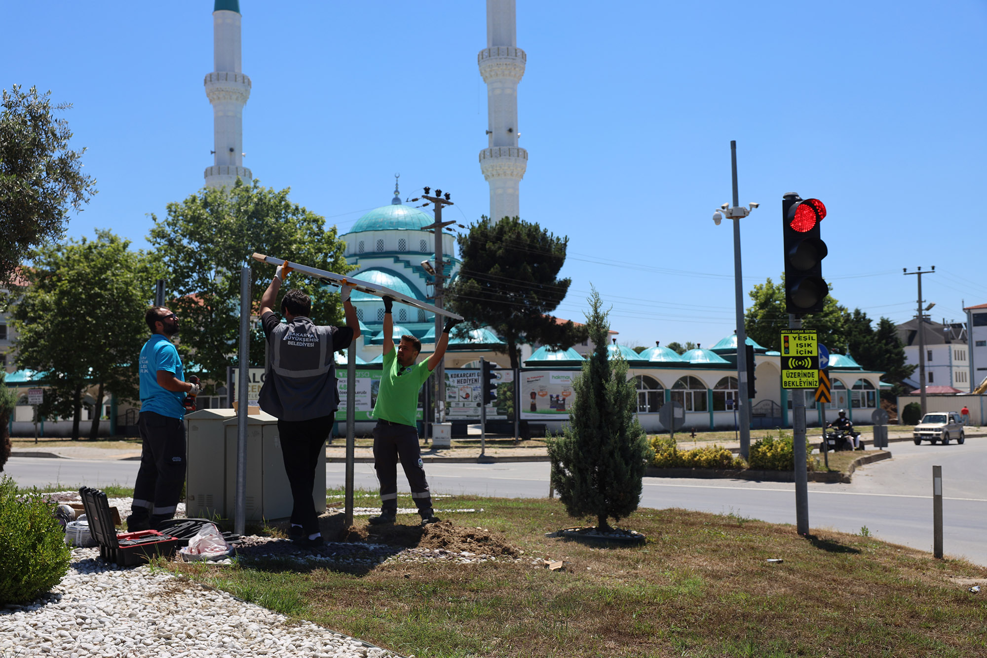 Kavşaklarda elektrik kesintisine son: Büyükşehir’den güneş enerjili çözüm