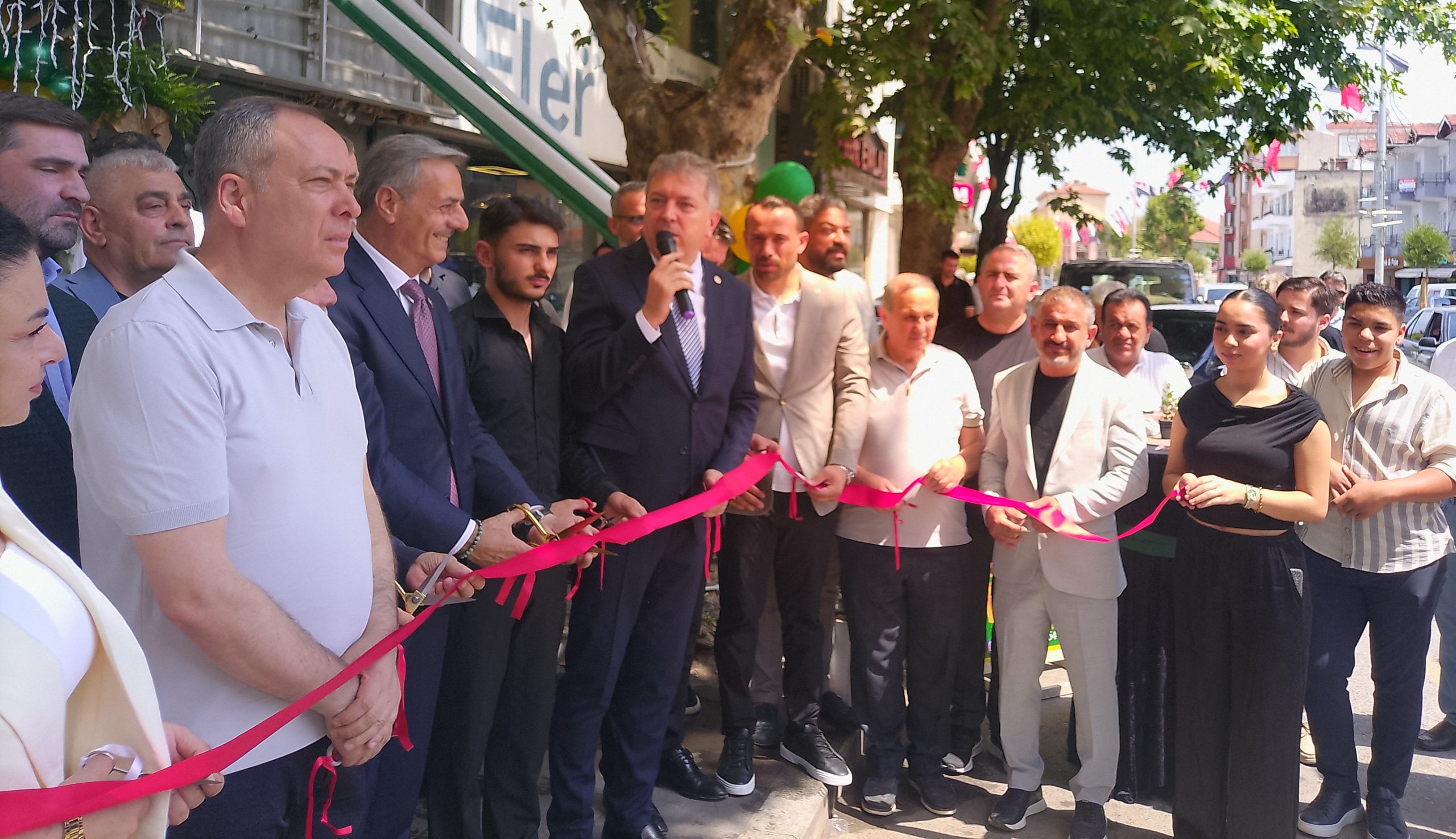 Adapazarı’nda Rüya Çiçek Evi Görkemli Bir Törenle Hizmete Açıldı