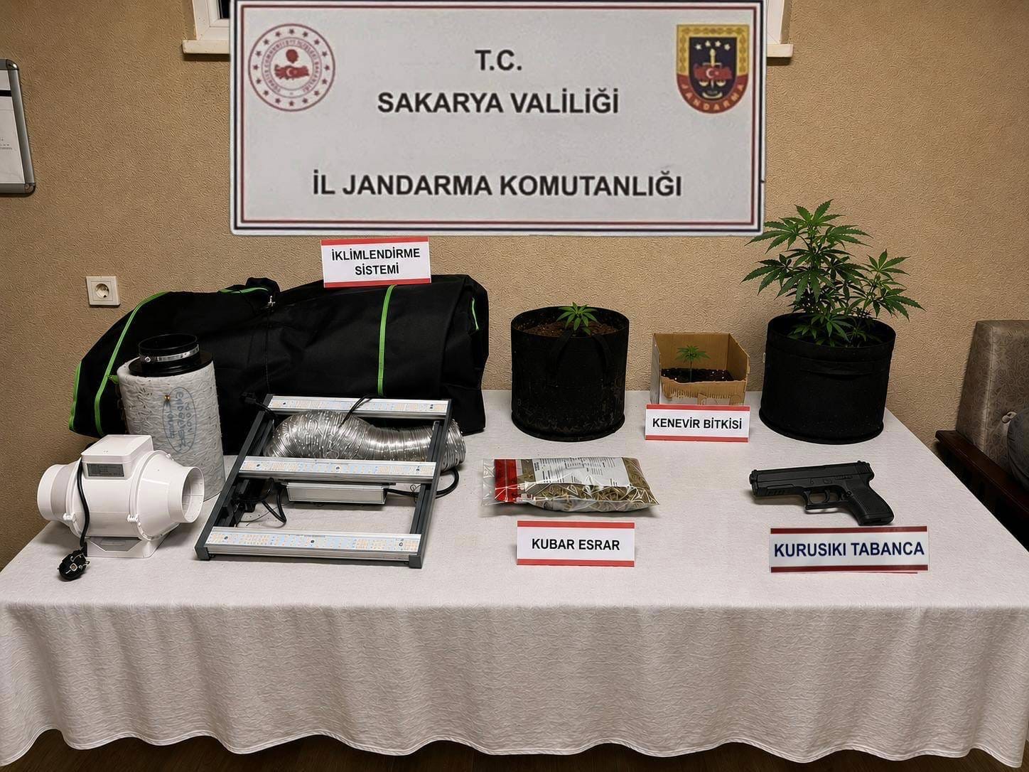 Sakarya’da Jandarmadan Uyuşturucu Operasyonu! 2 Tutuklama, Silah ve Uyuşturucu Ele Geçirildi