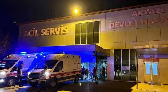 Akyazı’da Alacak Verecek Kavgası Kanlı Bitti: Baba ve Oğlu Yaralandı