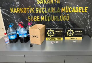 Akyazı’da Tehdit Paylaşımlarına Operasyon: Evinden Kaçak Alkol ve Uyuşturucu Çıktı
