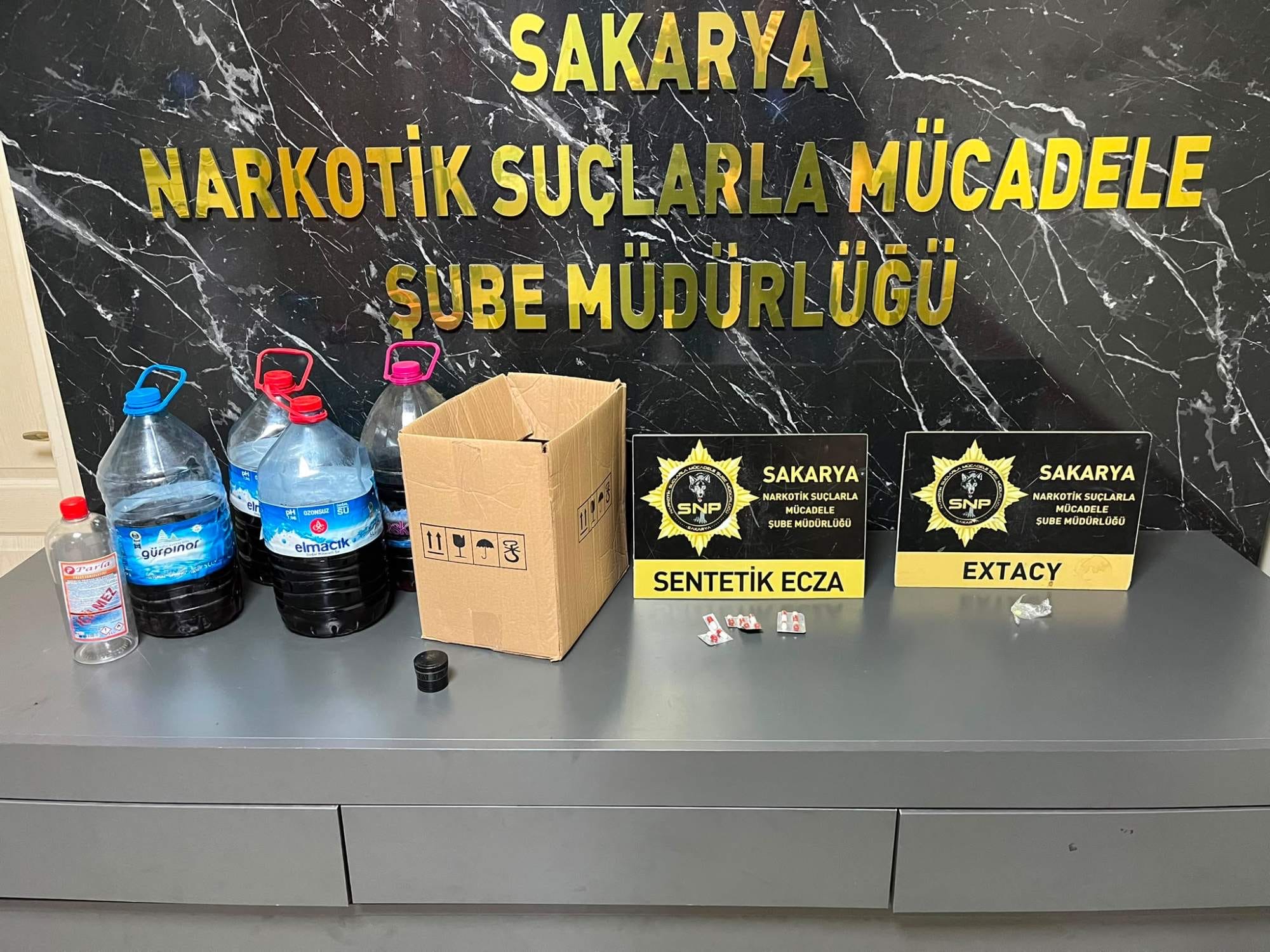Akyazı’da Tehdit Paylaşımlarına Operasyon: Evinden Kaçak Alkol ve Uyuşturucu Çıktı