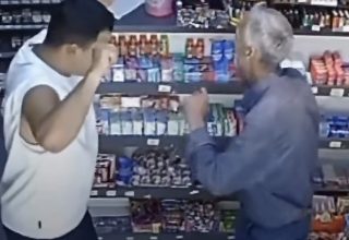 Adapazarı’nda Markette Müzik Molası: Esnaf ve Müşteri Birlikte Dans Etti